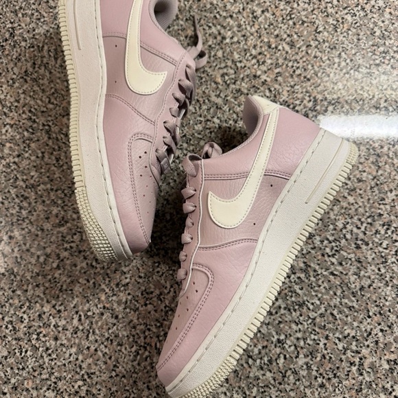 Women's Nike Air Force 1 '07 Platinum Violet Sail DV3808 001 Purple White Sizes - Picture 3 of 9